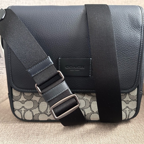 Coach men’s crossbody bag in navy. - Picture 1 of 2